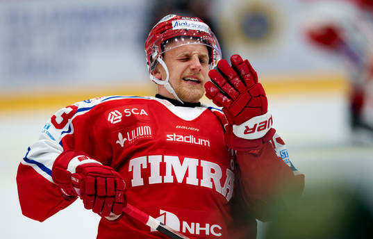 Timrås Hugo Reinhardt har fått en klubba i ansiktet
