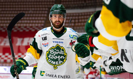 Björklövens Alex Hutchings jublar