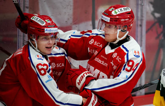Timrås Erik Walli Walterholm och Sebastian Hartmann jublar