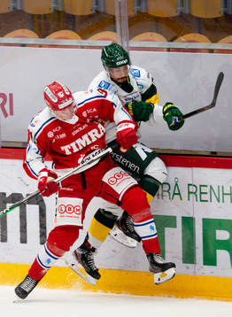 Timrås Jens Lööke tacklar Björklövens Tyler Vesel