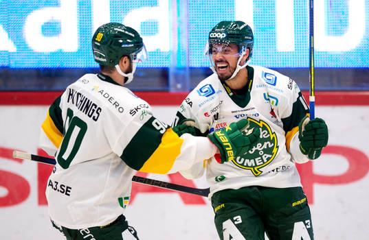 Björklövens Alex Hutchings och Tyler Vesel jublar