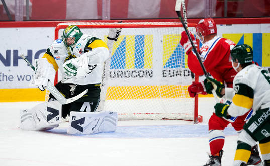 Björklövens målvakt Kevin Poulin räddar med sin axel