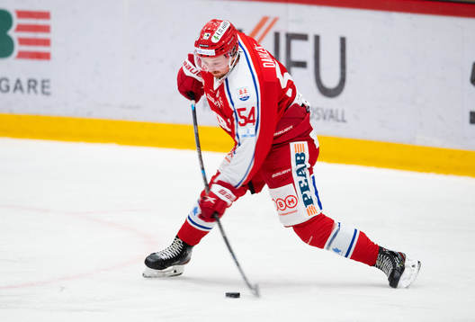 Timrås Jonathan Dahlén skjuter ett slagskott
