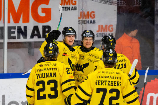 Västerås Isac Skedung jublar med lagkamrater
