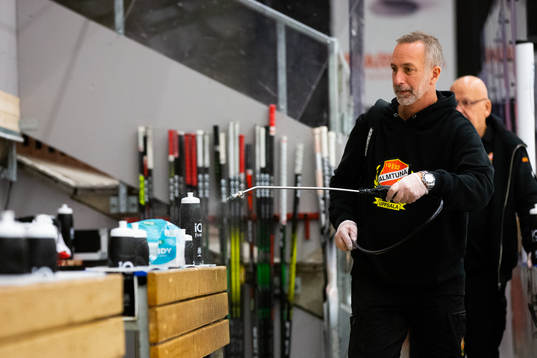 Almtunas materialförvaltare Tommi Söderqvist sprutar