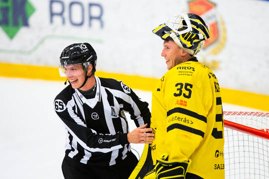 Domare Rasmus Strömberg och Västerås målvakt Emil Kruse