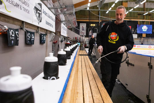 Almtunas materialare Tommi Söderqvist sprutar