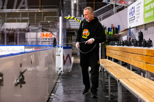 Almtunas materialare Tommi Söderqvist sprutar