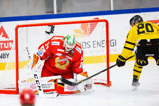 Almtunas målvakt Erik Hanses och Västerås Henrik Hetta