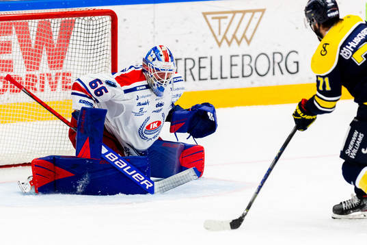 s Linus Fröberg och Oskarshamns målvakt Tex Williamsson