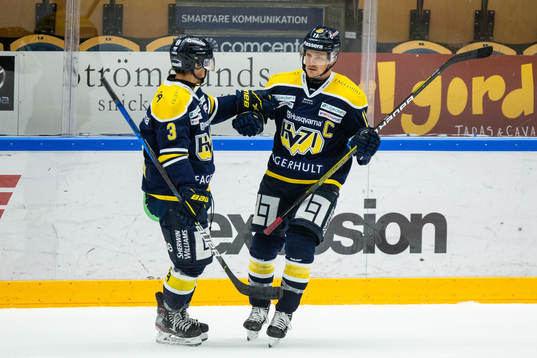 s Daniel Bertov och HV71:s Simon Önerud jublar