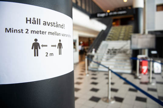 En skylt som manar till att hålla avstånd