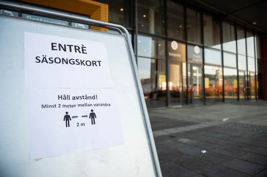 En skylt som manar till att hålla avstånd