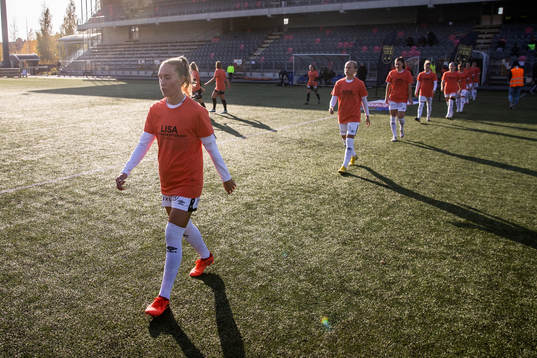 Inmarsch före fotbollsmatchen i Damallsvenskan mellan