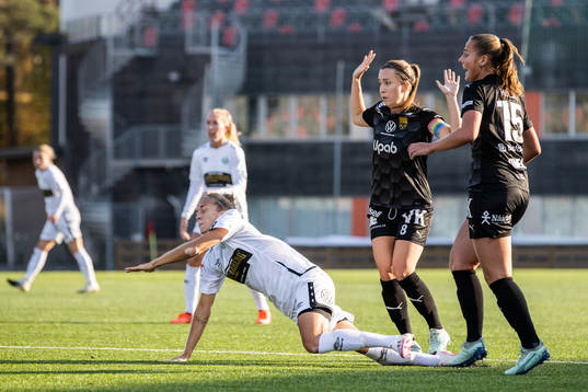Göteborgs Filippa Angeldal faller i en duell med Umeås