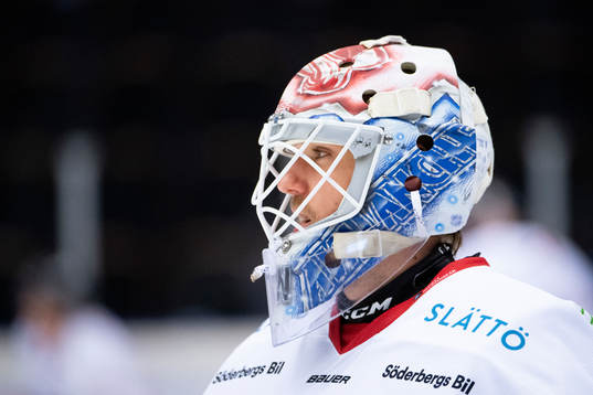 Vita Hästens målvakt Adam Werner värmer upp