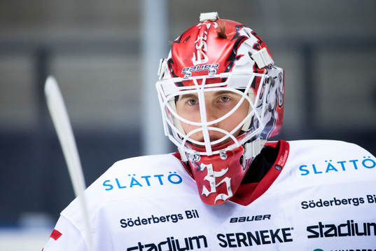 Vita Hästens målvakt Julius Pohjanoksa värmer upp