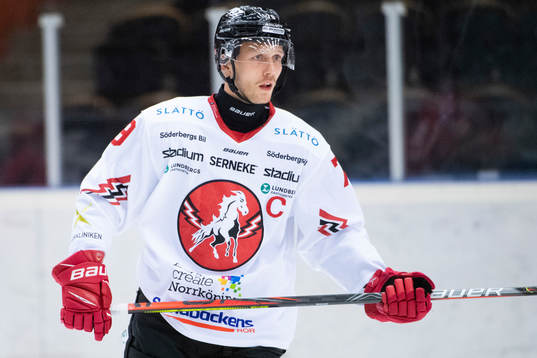 Vita Hästens Emil Lundberg värmer upp