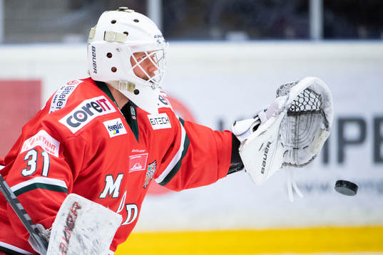 Modos målvakt Marcus Nygren värmer upp