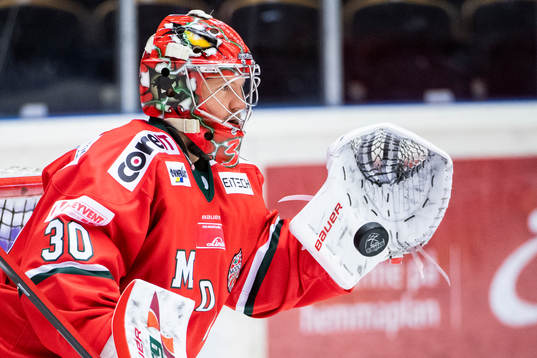 Modos målvakt Anthony Peters värmer upp