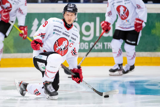 Vita Hästens Emil Lundberg värmer upp