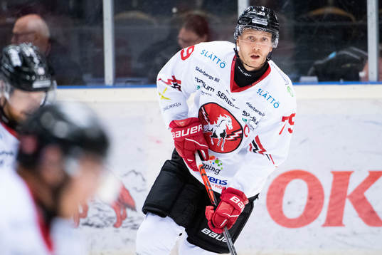 Vita Hästens Emil Lundberg värmer upp