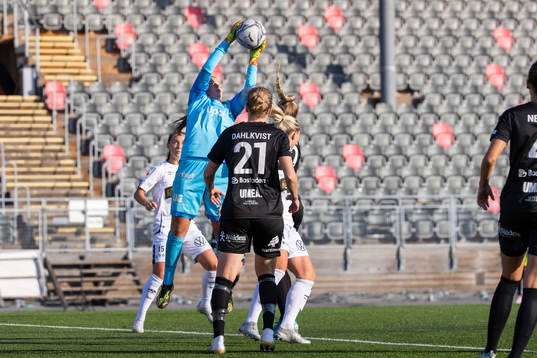 Umeås målvakt Agnes Granberg fångar bollen