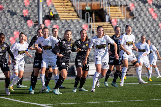 Umeås Therese Simonsson och Olivia Holm försöker ta boll