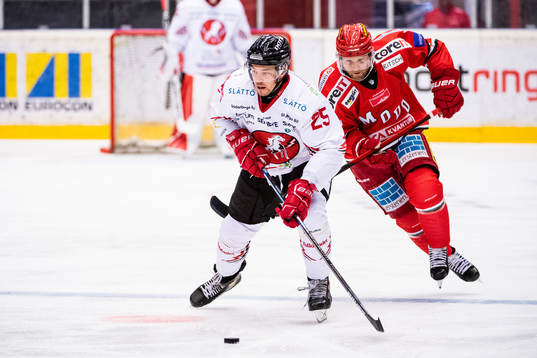 Vita Hästens Patrick Blomberg och Modos Aaron Gagnon