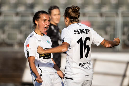 Göteborgs Julia Zigiotti Olme och Filippa Angeldal jublar