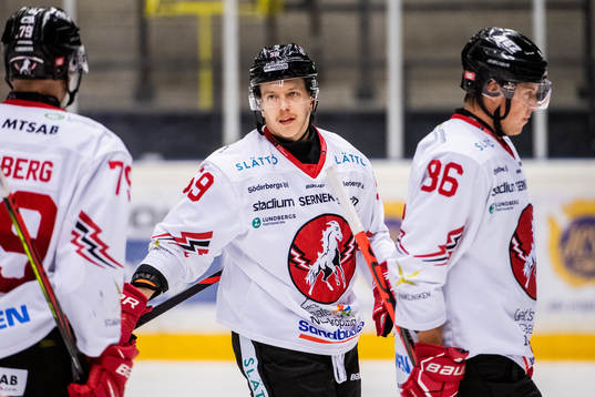 Vita Hästens Topi Nättinen (m) jublar