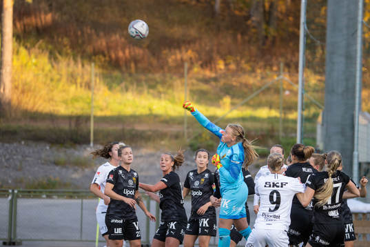 Umeås målvakt Agnes Granberg boxar ut bollen