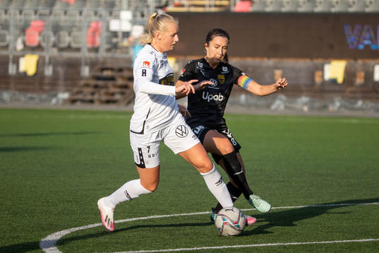 Göteborgs Stina  Blackstenius i kamp om boll med Umeås