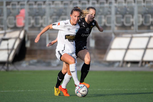 Göteborgs Julia Roddar i kamp om boll med Umeås Kayla