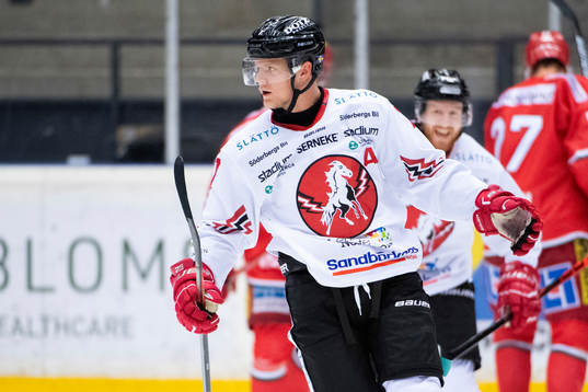 Vita Hästens Niklas Folin jublar