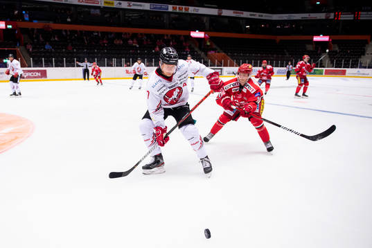 Vita Hästens Niklas Folin och Modos Kalle Jellvert