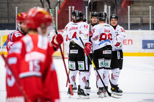 Vita Hästens David Åslin jublar med lagkamrater