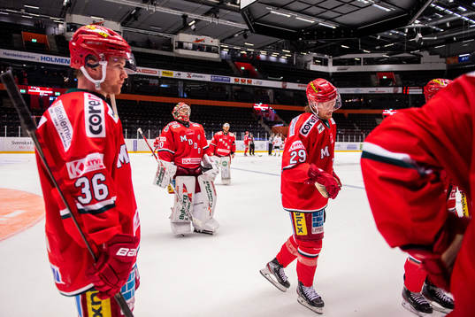 Modos Sebastian Ohlsson, målvakt Anthony Peters och Mikkel