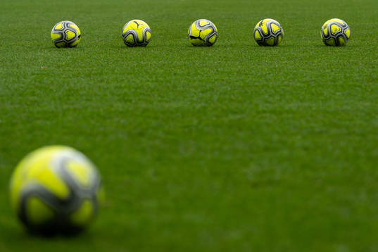 Fotbollar ligger på gräsmattan