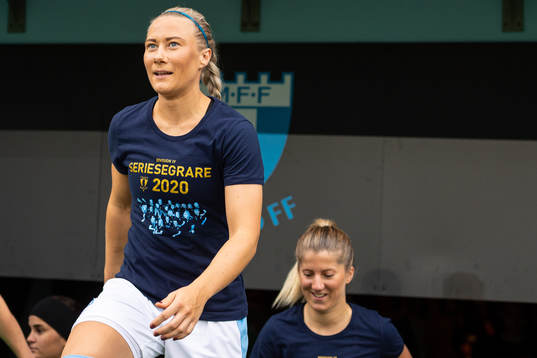 Malmö FFs Madeleine Hejde gör entré till fotbollsmatchen