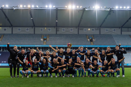 Malmö FFs spelare och ledare jublar
