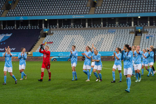 Malmö FFs spelare jublar och tackar publiken