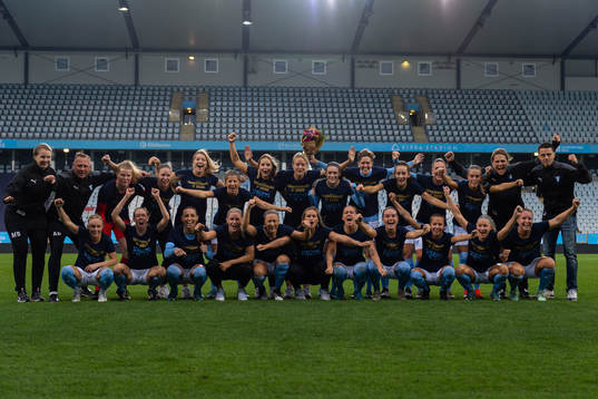 Malmö FFs spelare och ledare jublar