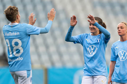 Malmö FFs Anna Hellsten och Saga Fredriksson jublar