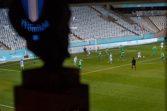 Interiör vy över Eleda Stadion sett från hederslogen med