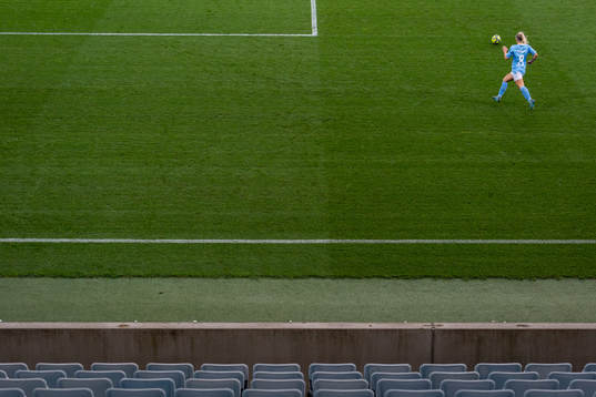 Malmö FFs Andrea Sjögren med tomma stolar i förgrunden