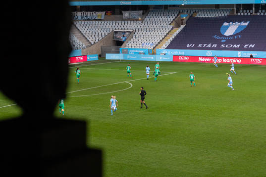 Interiör vy över Eleda Stadion sett från hederslogen med