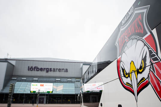 Malmö Redhawks spelarbuss utanför Löfbergs Arena
