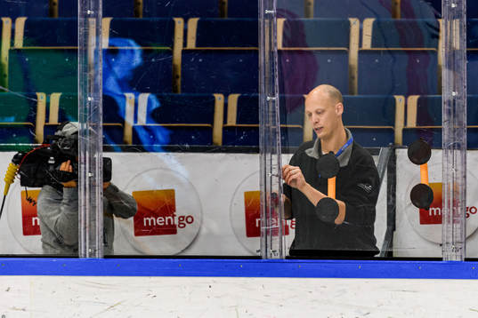 Vaktmästare lagar trasigt plexiglas