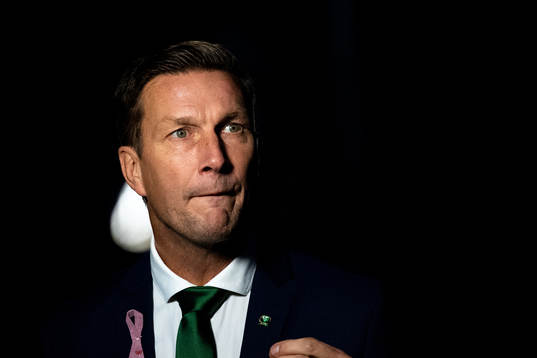 Färjestads huvudtränare Johan Pennerborn blir intervjuad